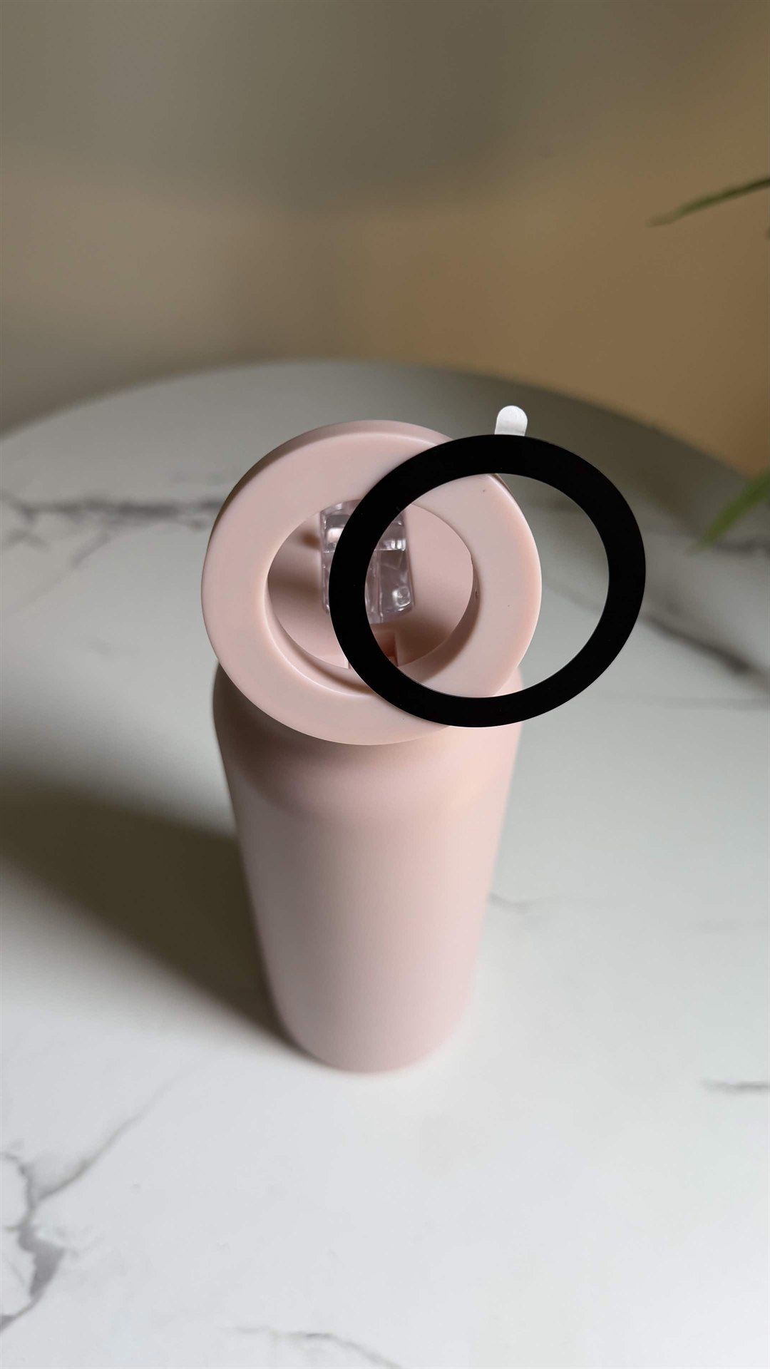 Black MagSafe adapter ring removed from the pink SANNI bottle lid